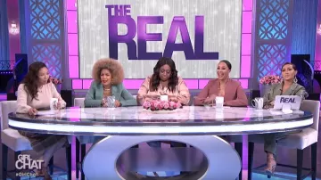 Asos design Curve Exclusive Balloon Sleeve Satin Midi Dress usado por Loni Love en The Real marzo 4, 2020