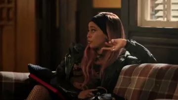 Dragon Imprimer Haut de Maille porté par Toni Topaze (Vanessa Morgan) dans Diva Saison 4 Episode 15