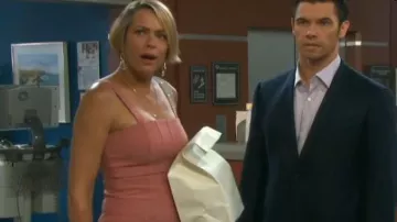 Cinq à sept Robe Dakota usada por Nicole Walker (Arianne Zucker) como se ve en Days of Our Lives 4 de marzo de 2020