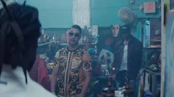 Le t-shirt imprimé Versace de Maes dans son clip Blanche feat. Booba