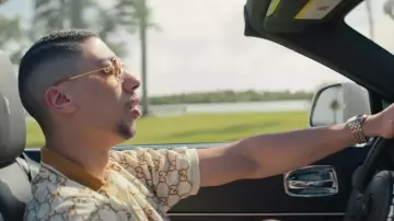 Le polo Gucci à broderie GG porté par Maes dans son clip Blanche feat. Booba