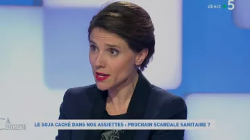 La chaqueta azul marino en lana virgen, contrastando el cuello chale de Mélanie Taravant en C para decir el 05.03.2020