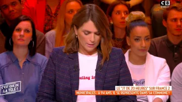 The blazer has pattern plaid navy blue and dark red of Valerie Benaim in It is that of the tv ! the 05.03.2020