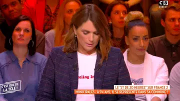 The blazer has pattern plaid navy blue and dark red of Valerie Benaim in It is that of the tv ! the 05.03.2020