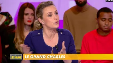 Chaqueta de cuello redondo curvado claro de Isabelle Moreau con jersey azul con ampollas en L'Info du vrai el 05.03.2020