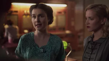 The printed dress green Marga (Nadia de Santiago) in The damsels of the phone (Season 5 Episode 2)