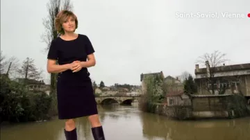 The short dress round neck with buttons Valérie Maurice in Weather of France 2 on the 05.03.2020