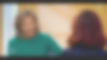 The green sweater in cashmere by Claire Chazal in the Passage of the Arts 05.03.2020