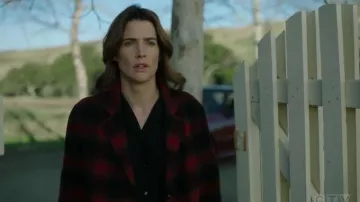 Abrigo rojo a cuadros usado por Dex Parios (Cobie Smulders) en Stumptown Temporada 1 Episodio 16
