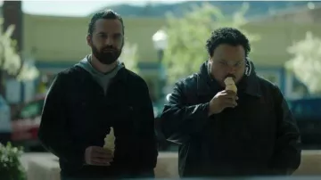 Noir Veste en jean porté par Gris McConnell (Jake Johnson) dans Stumptown Saison 1 Épisode 16