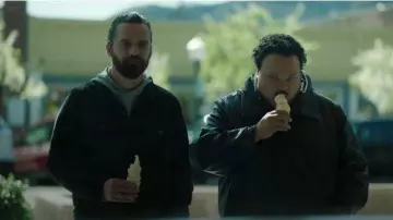 Chaqueta negra de mezclilla usada por Grey McConnell (Jake Johnson) en Stumptown Temporada 1 Episodio 16