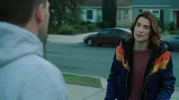 Coucher de soleil en Satin Bomber porté par Dex Parios (Cobie Smulders) dans Stumptown Saison 1 Épisode 16