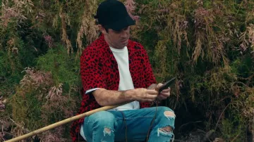 Camisa abotonada de leopardo roja y negra usada por Alex Shelnutt en el video musical Rescue Me de Marshmello feat. Un día para recordar 