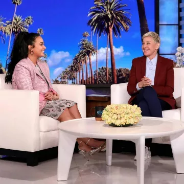 Jimmy Choo Crystal Embellished Lurex Pumps usado por Demi Lovato The Ellen Degeneres Show marzo 5, 2020