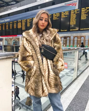 High Rise Mom Jeans de Sophie en la cuenta de Instagram @sophiemilner_fs