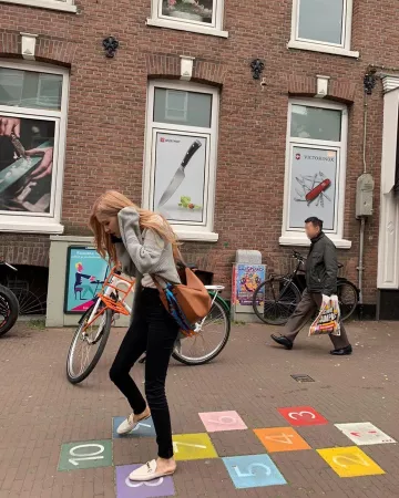 Mulas en cuero de rosado en la cuenta de Instagram @roses_are_rosie