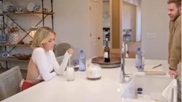 Blanc Découpe Retour Haut de page porté par Kristin Cavallari en Très Cavallari Saison 3 Épisode 9