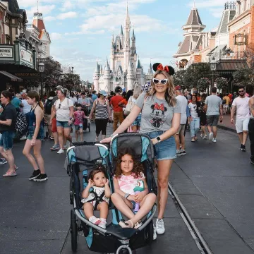 T-Shirt Gris de Lauren Dix sur l'Instagram account @laurenmdix