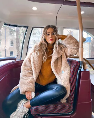 Camel Borg Jack­et of Sophie on the Instagram account @sophiemilner_fs