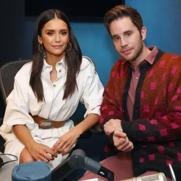 Jennifer Fisher Bébé a Attiré Hoop Boucles d'oreilles portées par Nina Dobrev, Le Spectacle d'aujourd'Hui, le 5 Mars 2020