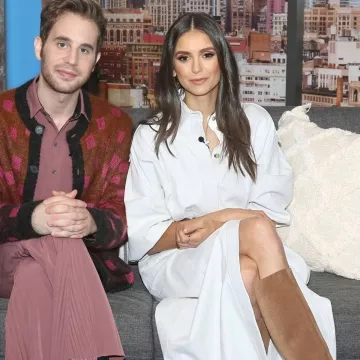De Loin, Stevie Suede Knee Boots portés par Nina Dobrev, Le Spectacle d'aujourd'Hui, le 5 Mars 2020