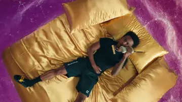 Off-Blanc logo print baignade shorts portés par Roddy Ricch en son La Boîte [official Music Video]