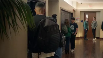 Under Armour noir sac à dos porté par Jordan Baker (Michael Evans Behling) dans Tous les Américains (S02E15)