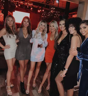 Alice + Olivia Kyra Vestido en pimentón usado por Kelsey Weier The Bachelor the Women Tell All marzo 2, 2020