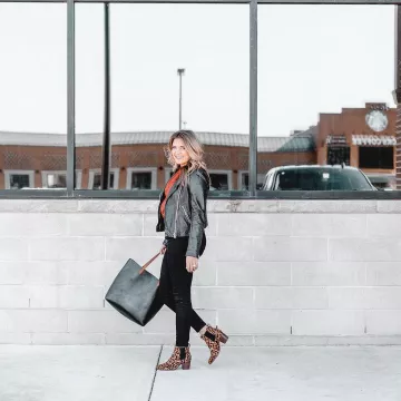 Leather Mo­tor­cy­cle Jack­et of Lauren Dix on the Instagram account @laurenmdix