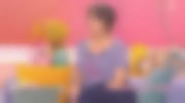 La camiseta de cuello redondo a rayas de Faustine Bollaert bordada en lino azul en Ça comienza aujourd'hui