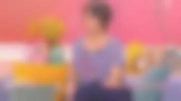 Los amplios pantalones crepé azules de cintura alta de Faustine Bollaert en Comienza hoy 06.03.2020