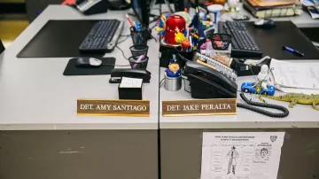 Smiling cop stressball of Jake Peralta (Andy Samberg) in Brooklyn Nine-Nine (S01E01)