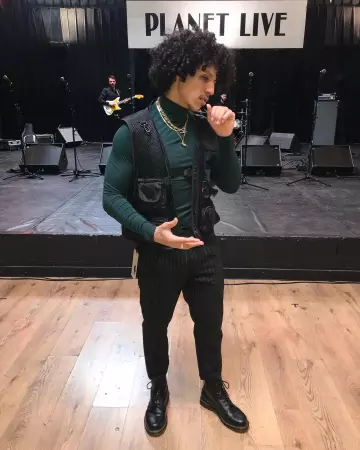 La veste sans manches noire de Rilès sur le compte Instagram de @0riles