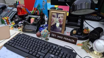 Vintage Typewriter stationery holder of Jake Peralta (Andy Samberg) in Brooklyn Nine-Nine (S01E01)