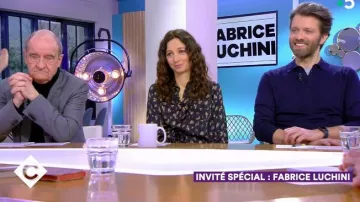 La blusa larga impresa en crepe mixto por Marion Ruggieri en C à vous el 06.03.2020