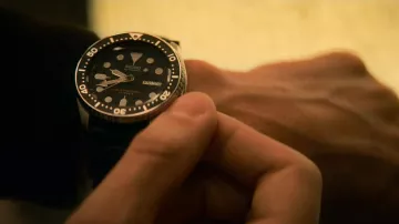 Seiko montre Automatique porté par Sergei (Karl Glusman) dans Devs (S01E01)