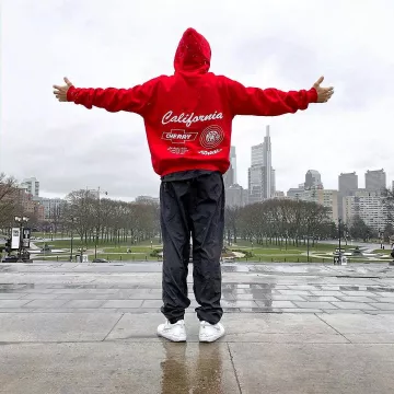 Le sweatshirt rouge à capuche Cherry porté par Justin Bieber sur son compte Instagram @justinbieber