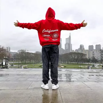 Le sweatshirt rouge à capuche Cherry porté par Justin Bieber sur son compte Instagram @justinbieber