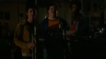 La veste en jean marron portée par Jonah Heidelbaum (Logan Lerman) dans la série Hunters (s01e01)