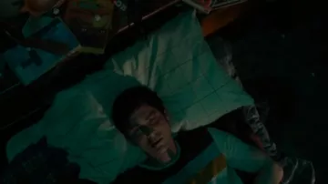 The pillowcase grid of Jonah Heidelbaum (Logan Lerman) in the series Hunters (s01e01)
