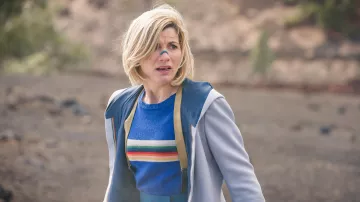 Bleu Pull Rayé du Médecin (Jodie Whittaker) dans Doctor Who (S12E03)