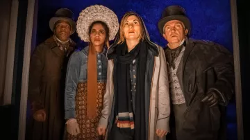 Marine Rayé Écharpe de chez Le Médecin (Jodie Whittaker) dans Doctor Who (S12E08)