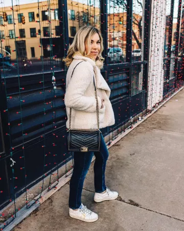 Faux Fur Jack­et of Ally Noriega on the Instagram account @allysoninwonderland