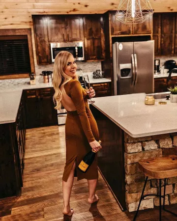 Vestido marrón de Ally Noriega en la cuenta de Instagram @allysoninwonderland
