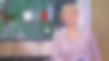 La camisa borrosa con flores en viscosa y lurex de Anne-Élisabeth Lemoine en C à vous el 10.01.2020