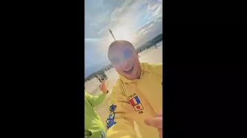 Le sweatshirt jaune porté par McFly dans la vidéo OK BOOMER (clip officiel)