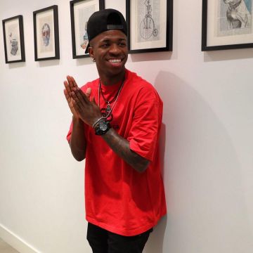 Camiseta roja balenciaga de Vinícius Júnior en la cuenta de Instagram de @viniciusjunior