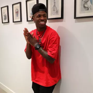 Le t-shirt Balenciaga rouge de Vinícius Júnior sur le compte Instagram de @viniciusjunior