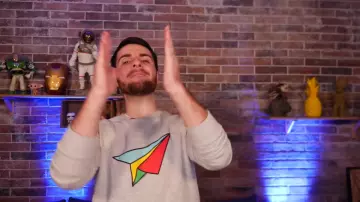 El suéter gris de Amixem con un plano colorido en su video de YouTube ¡ADIVINA EL PERSONAJE DE DIBUJOS ANIMADOS CORRECTO! #1