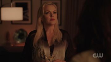 Le gris et le Blanc de la Robe de chambre d'Alexis Carrington (Elaine Hendrix) dans Dynastie (S03E14)